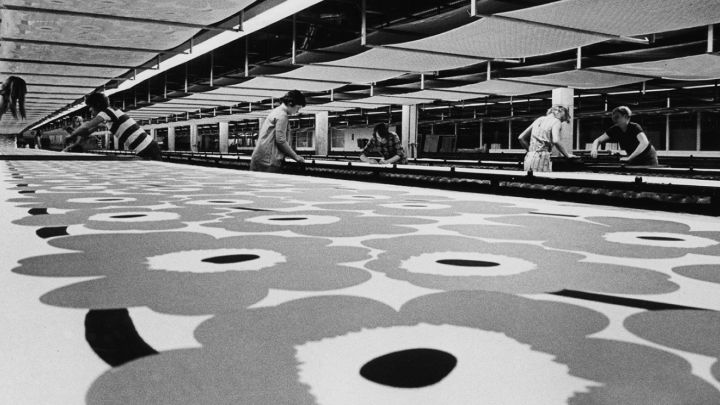 Bild i svart-vitt som visar Unikko-tyg i produktion under 60-talet i Marimekkos textilfabrik där tygerna trycks än idag.