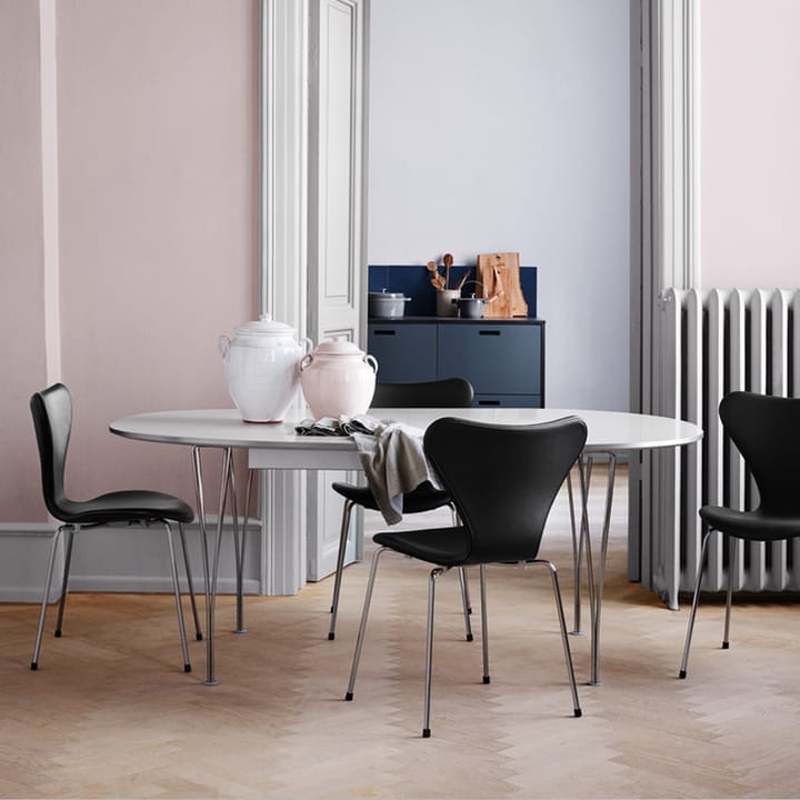 Sjuan 3107 stol - svart, färgad ask, grafitgrått stativ - Fritz Hansen