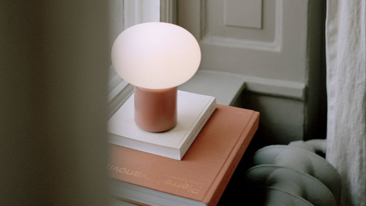 Bild som visar Karl Johan portabel lampa från New Works.
