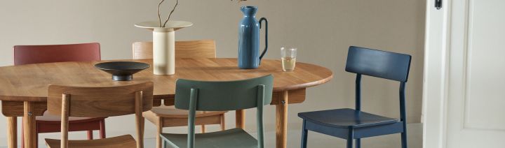 Matbord med Horizon-stolar i olika färger skapar en härlig matsalsmiljö inne.