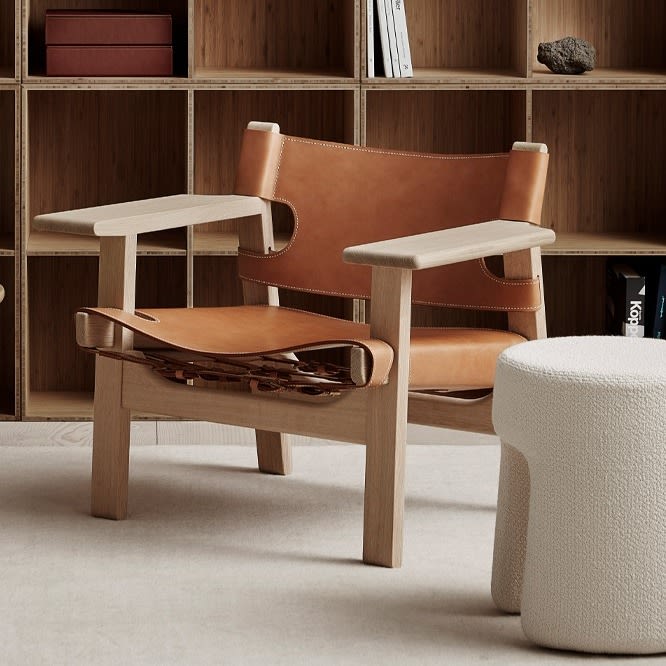 Den spanske stol av Børge Mogensen för varumärket Fredericia är en klassisk stilren fåtölj som kombinerar skinn och trä.