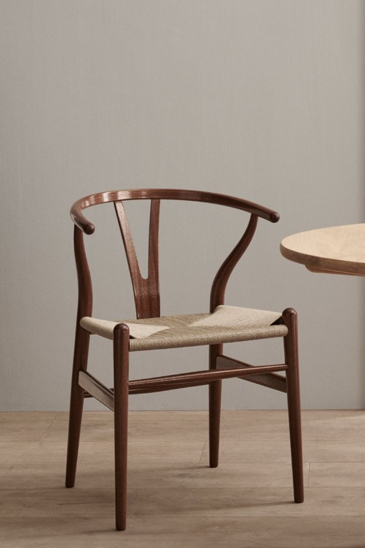 Hans J Wegners Y-stol CH24 i valnötsfärg - en perfekt stol till matplatsen enligt vår stolguide. 