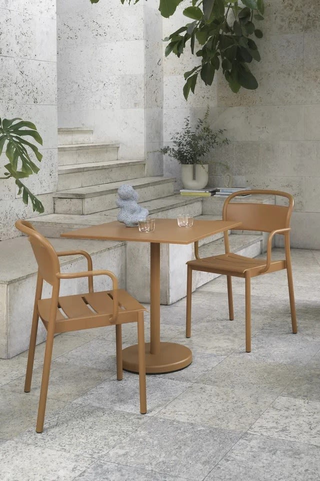 Linear bord och stolar från Muuto är bra exempel på balkongmöbler för liten balkong, här i färgen burnt orange.
