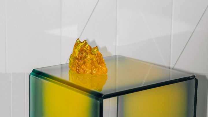 The Rock ljuslykta i gult, en uttrycksfull och taktil ljuslykta i glas som Hanna Hansdotter formgivit för Kosta Boda.