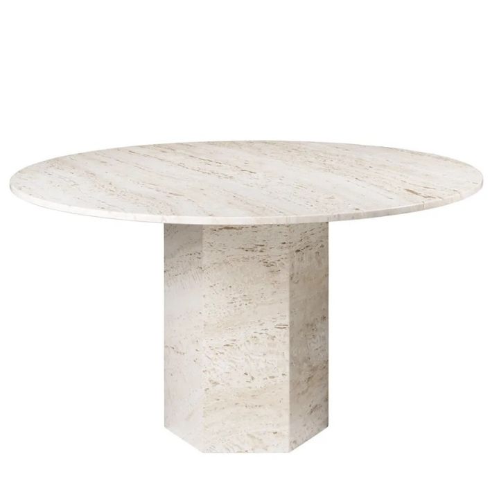Epic matbord från Gubi är ett pelarbord tillverkat i Italien av travertin sten. Bordet har en design som är inspirerad av grekiska kolonner.