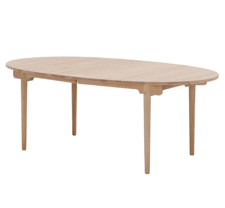CH338 matbord i vitoljad ek från Carl Hansen & Søn är formgivet av Hans J Wegner och har ett tidlöst formspråk och med praktiska iläggsskivor som gör att du enkelt kan förlänga bordet.