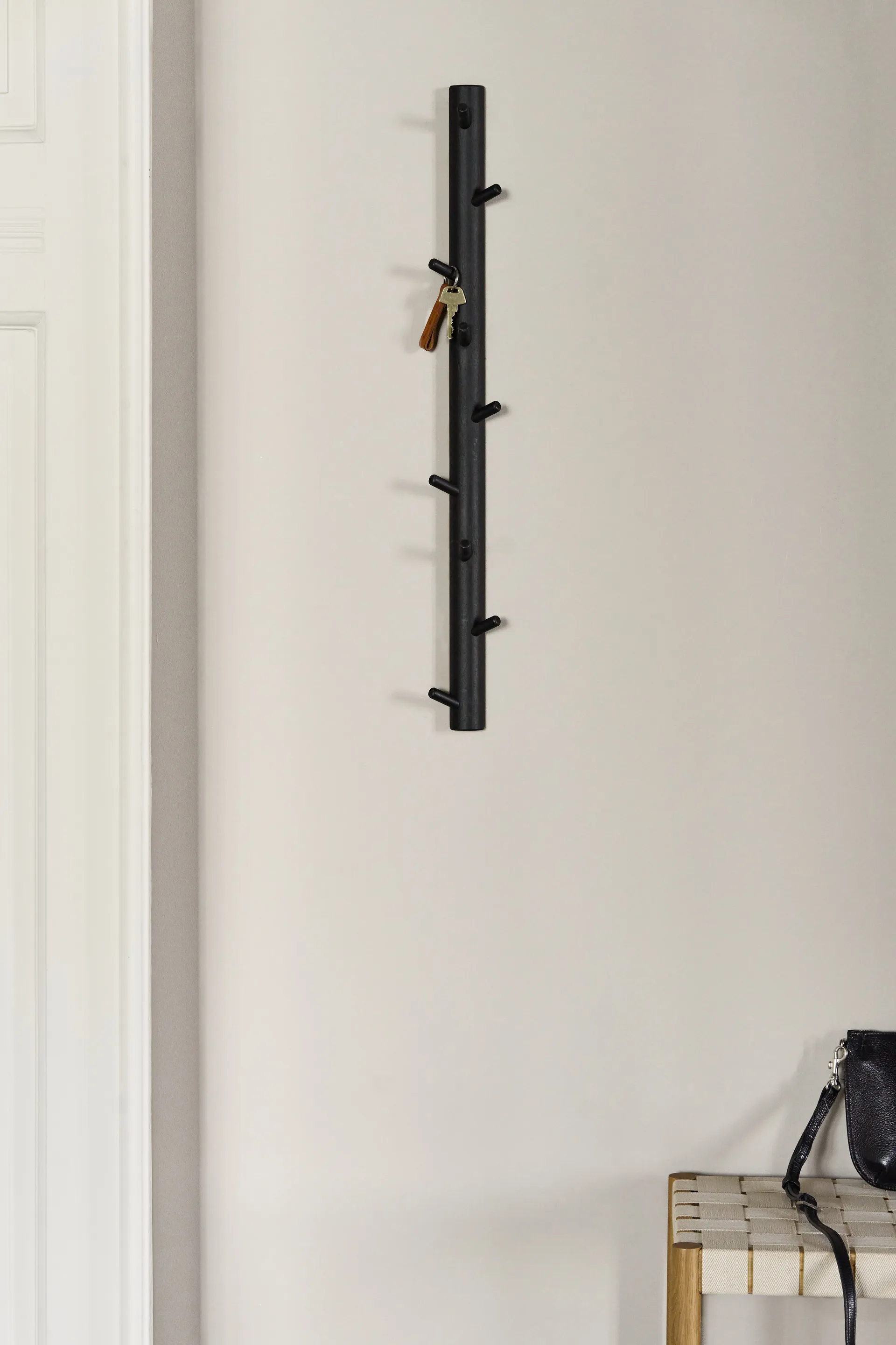 Allsarp vertikal knopplist 9 krokar, Svartmålad björk 1898