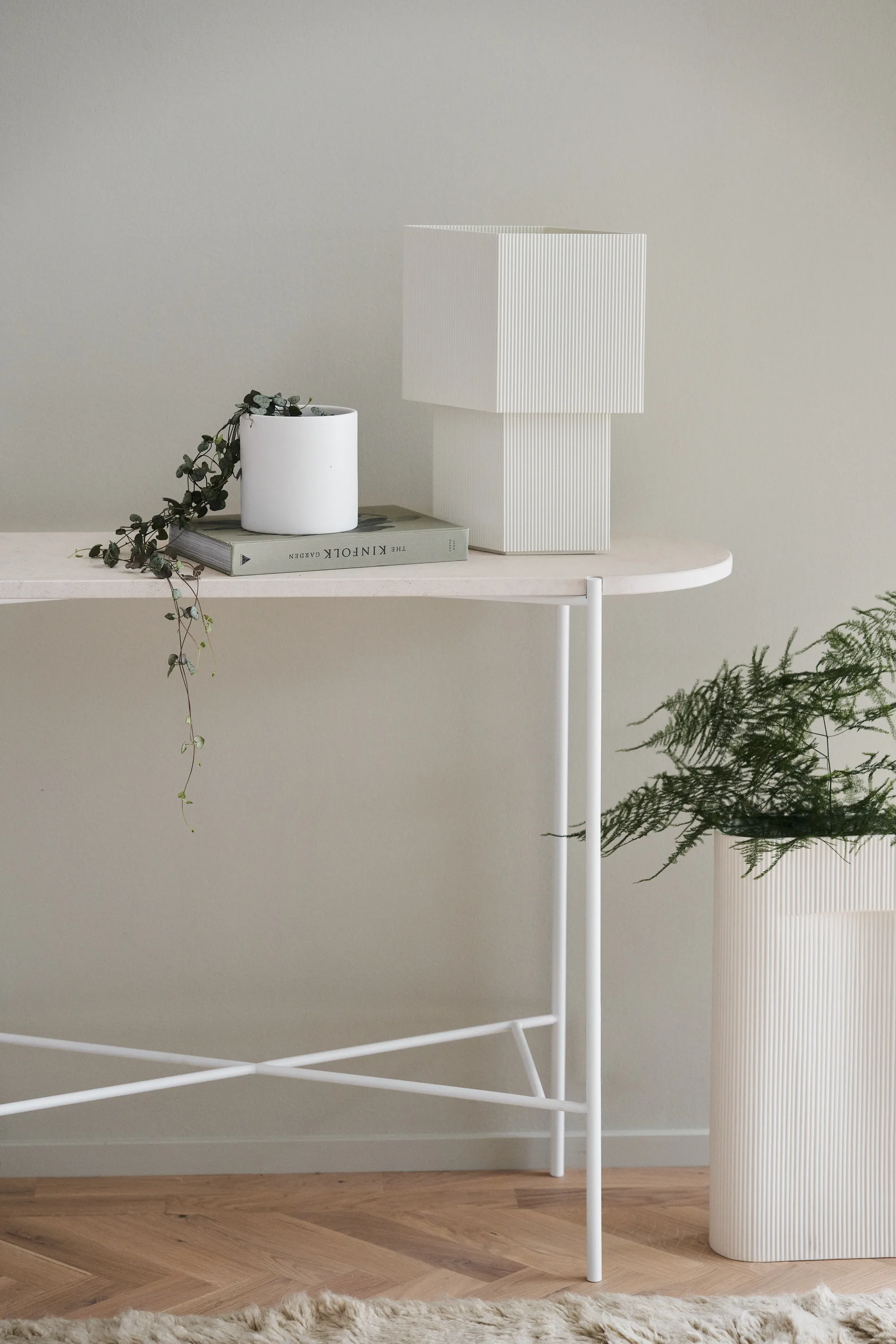 Aplaryd sidobord högt, Beige kalksten 1898