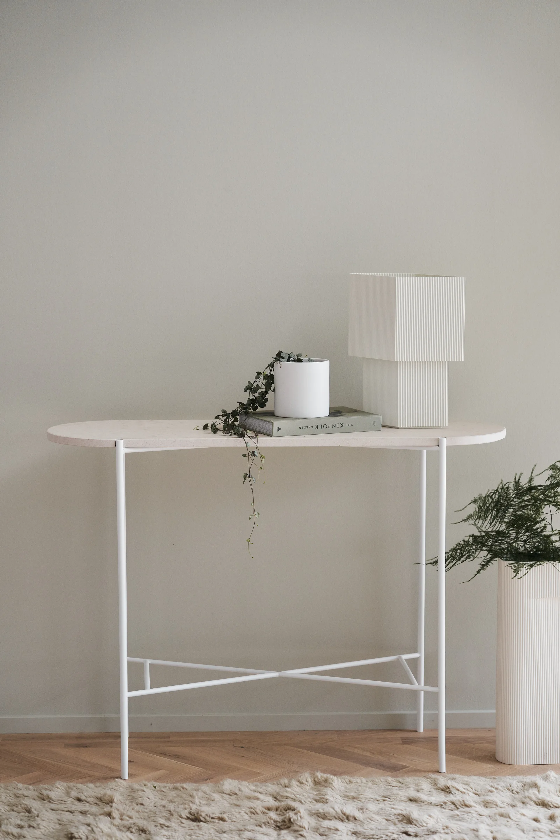 Aplaryd sidobord högt, Beige kalksten 1898