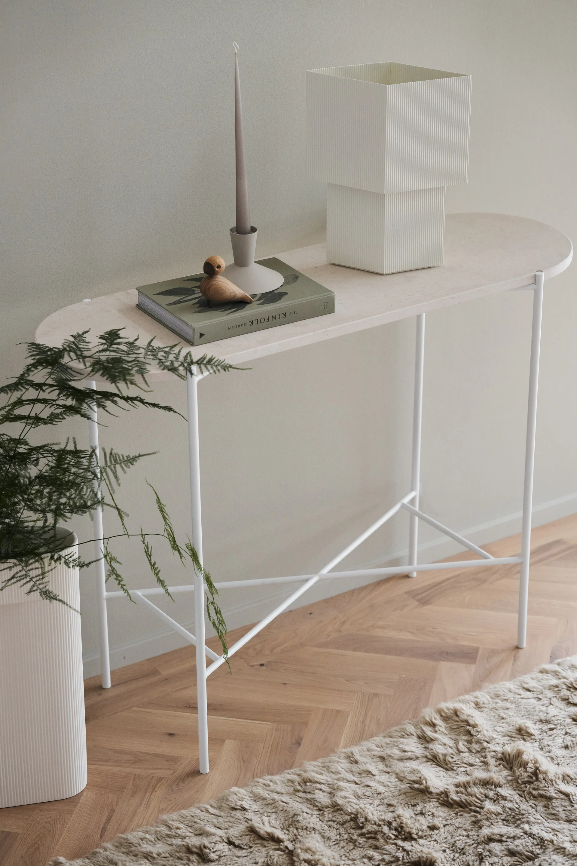 Aplaryd sidobord högt, Beige kalksten 1898