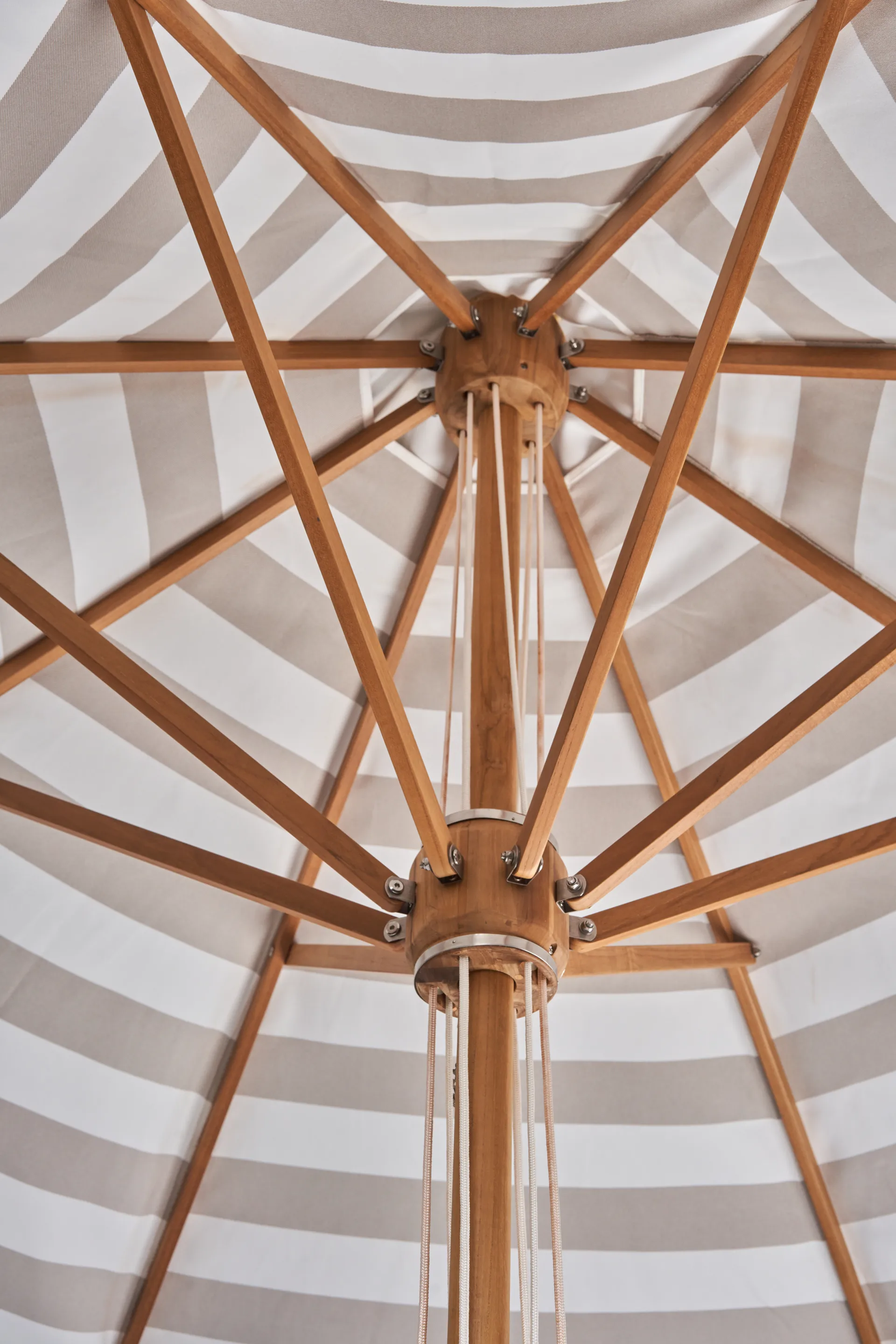 Hisshult parasoll Ø270 cm, Beige stripe-teak 1898