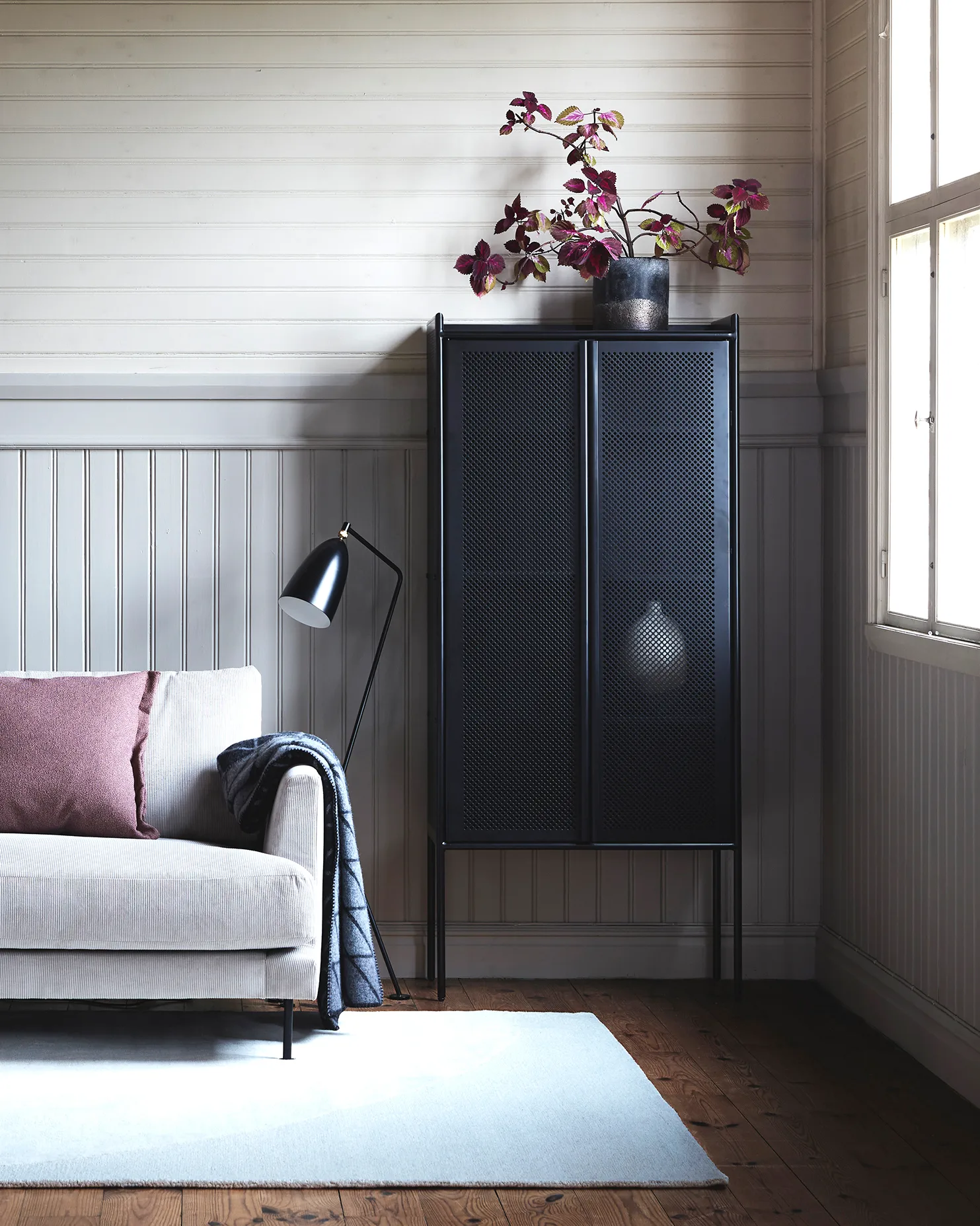 Hissö skåp, svartlackad metall 1898