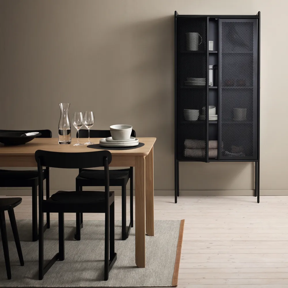 Hissö skåp, svartlackad metall 1898