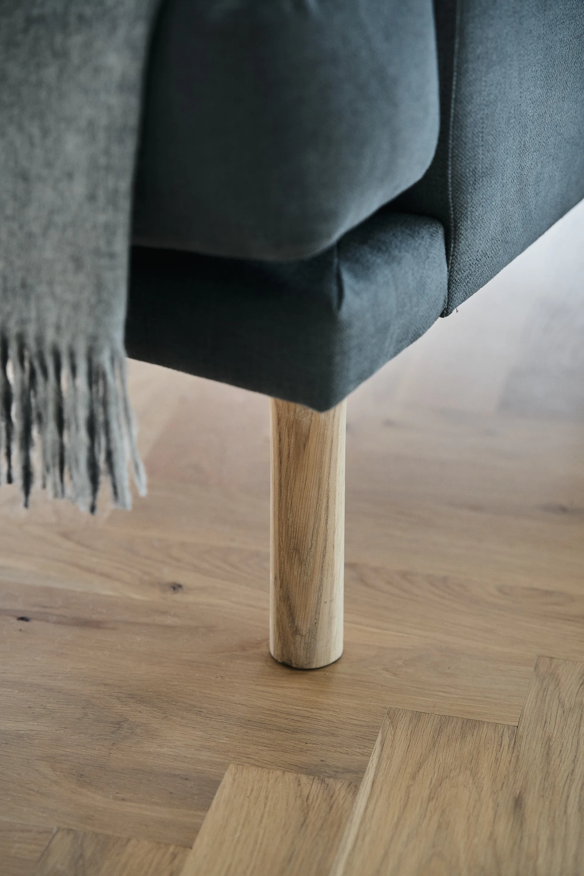 Lidnäs fåtölj, Caleido grey 1240, vitoljad ek 1898