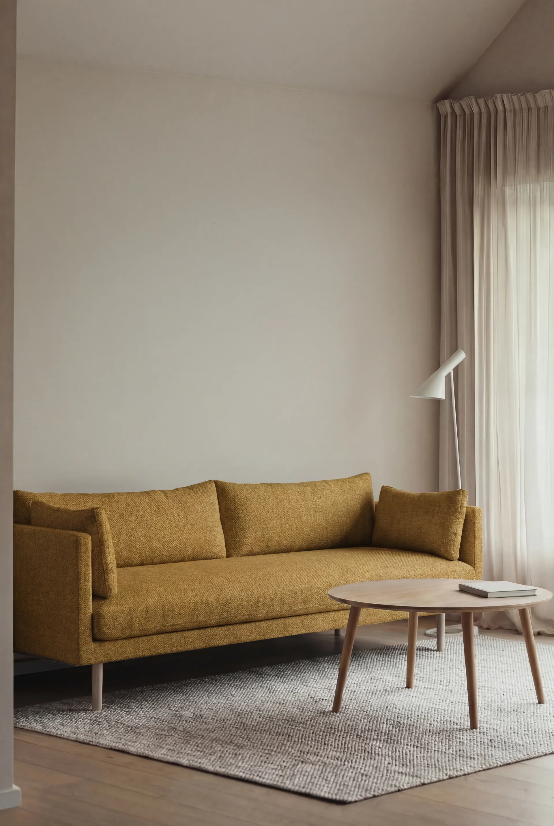 Linnevik soffa, Luiza Mustard 3972-vitoljad ek, 4-sits, utan kappa 1898
