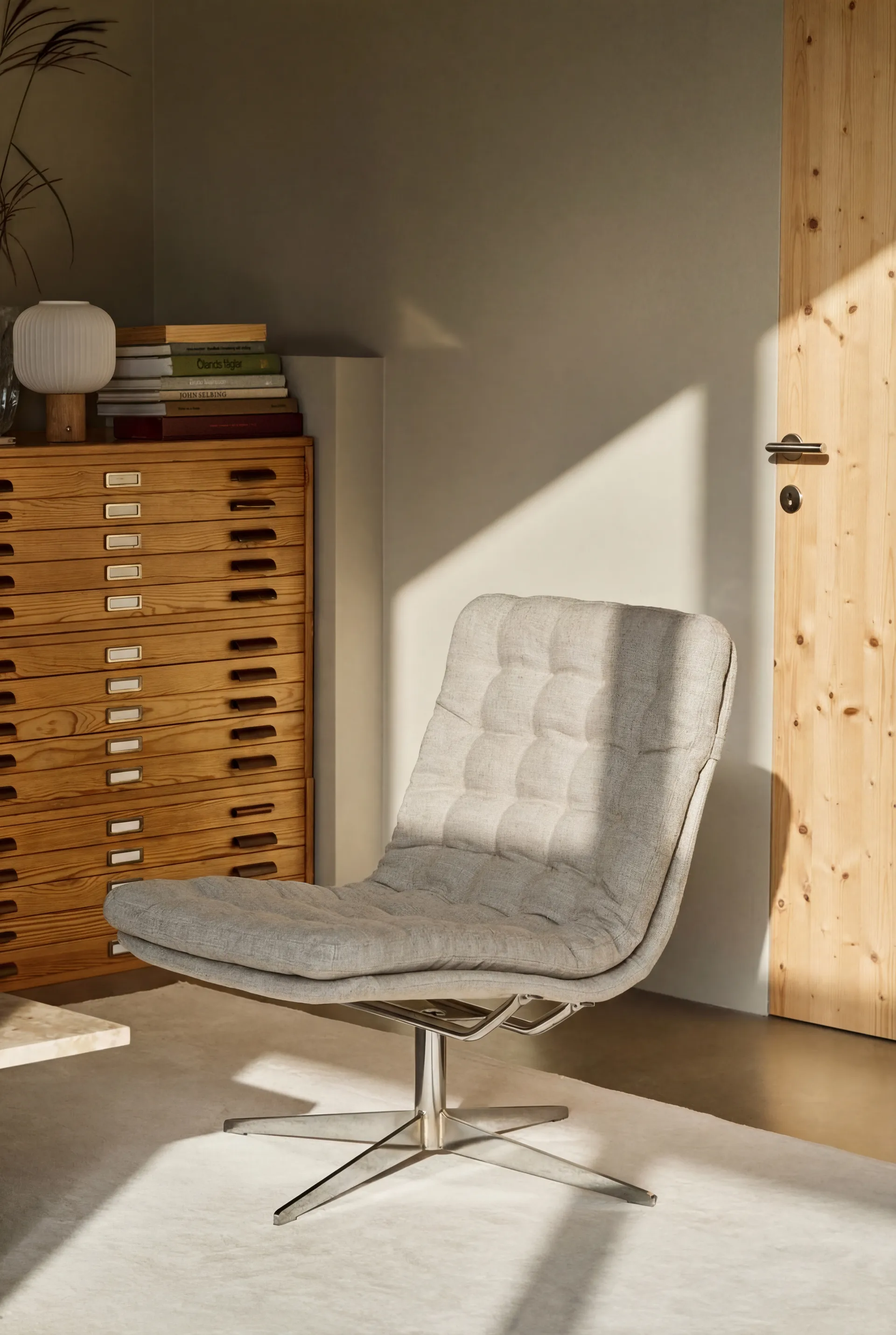 Loholm fåtölj med snurrfunktion, Bern Beige 0341 1898