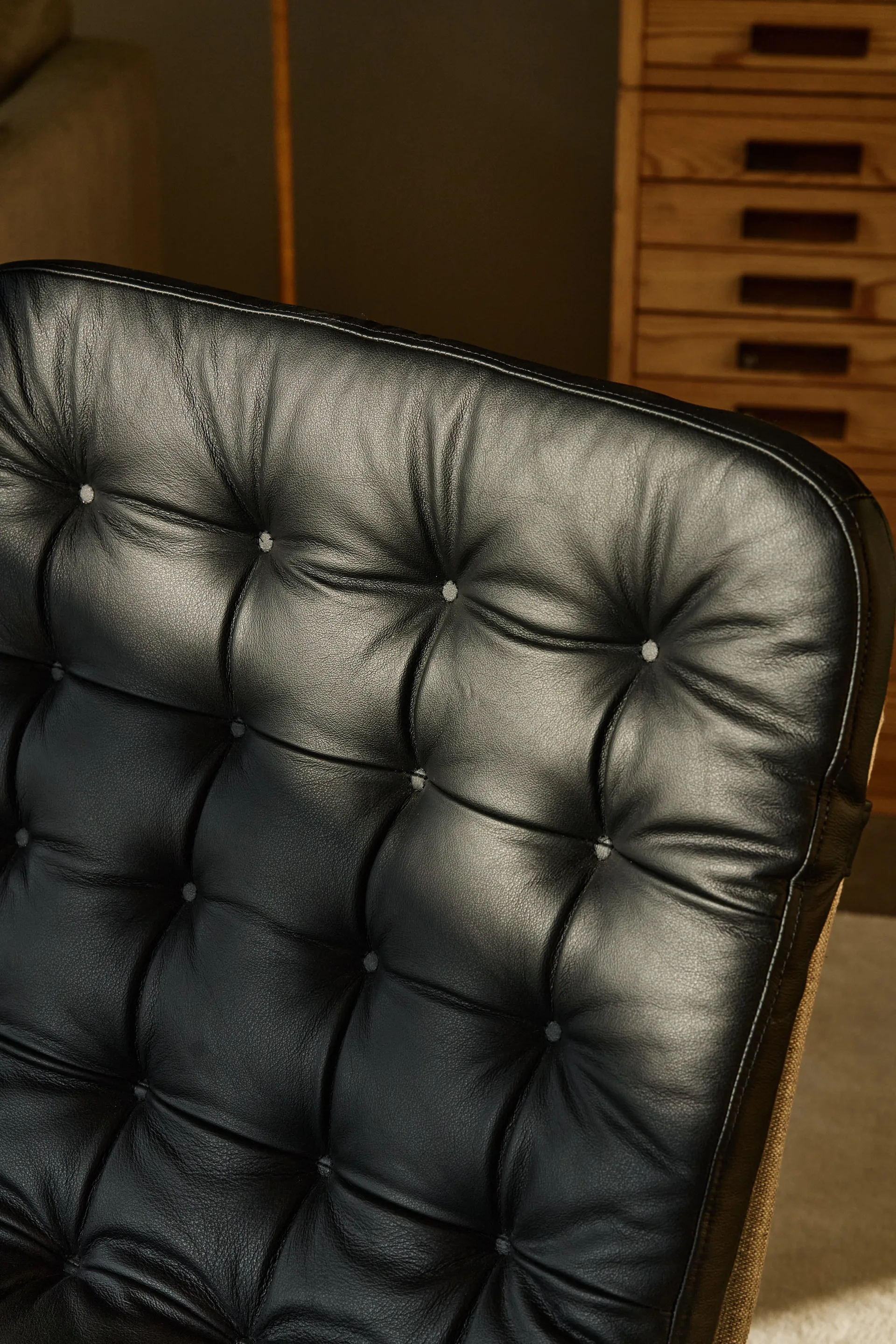 Loholm fåtölj med snurrfunktion, Svart läder-Bern Beige 0341 1898