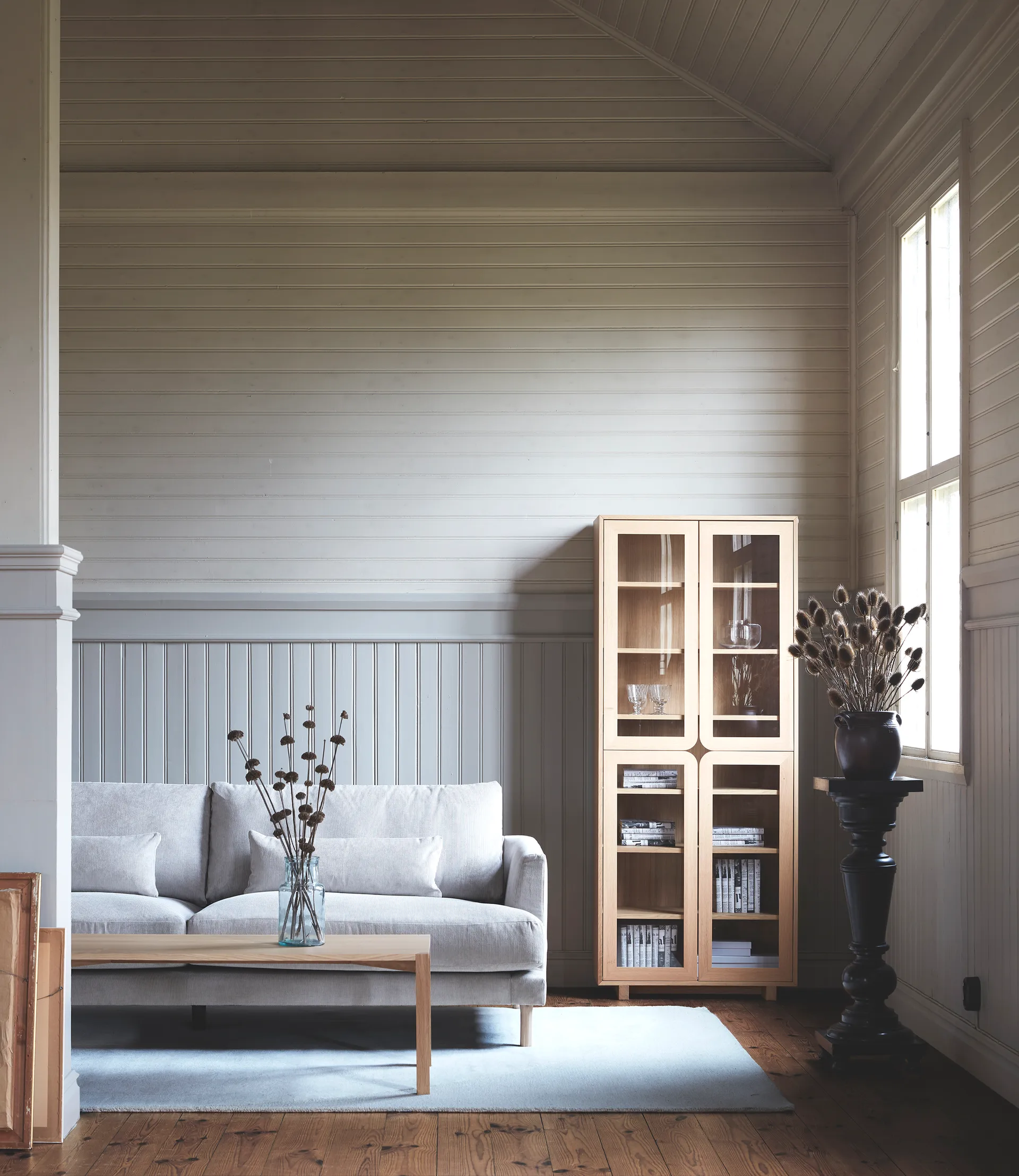 Vidja högt vitrinskåp, Vitpigmenterad ek 1898