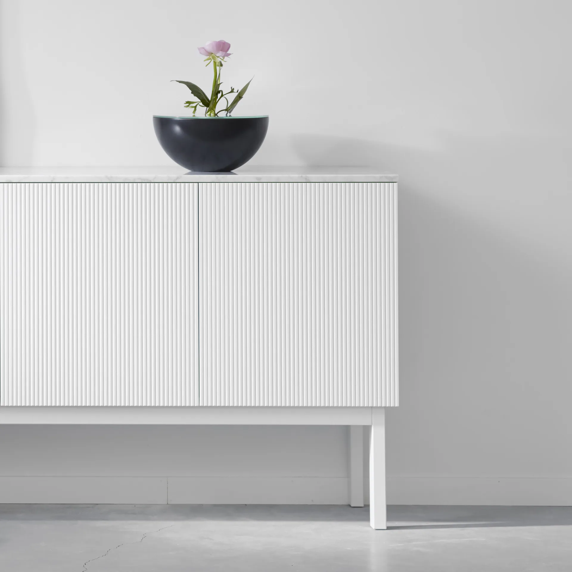 Beam sideboard, ljusgrå, stativ i vitoljad ek A2