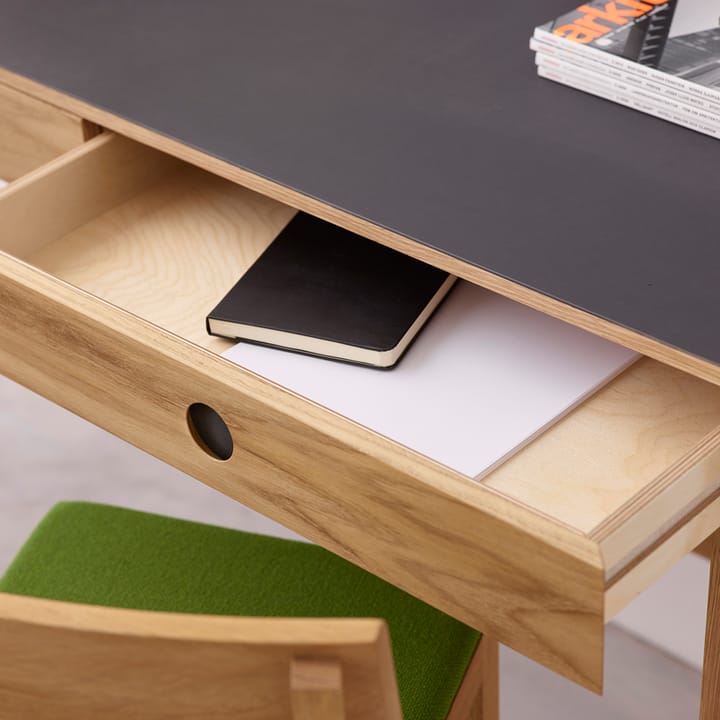 Mind skrivbord - svart linoleum, lådor och ben i vitoljad ek - A2