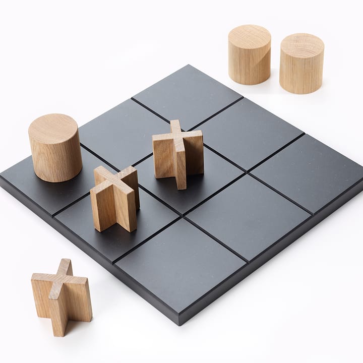 Play spel, Svart-spelpjäser i vitoljad ek A2