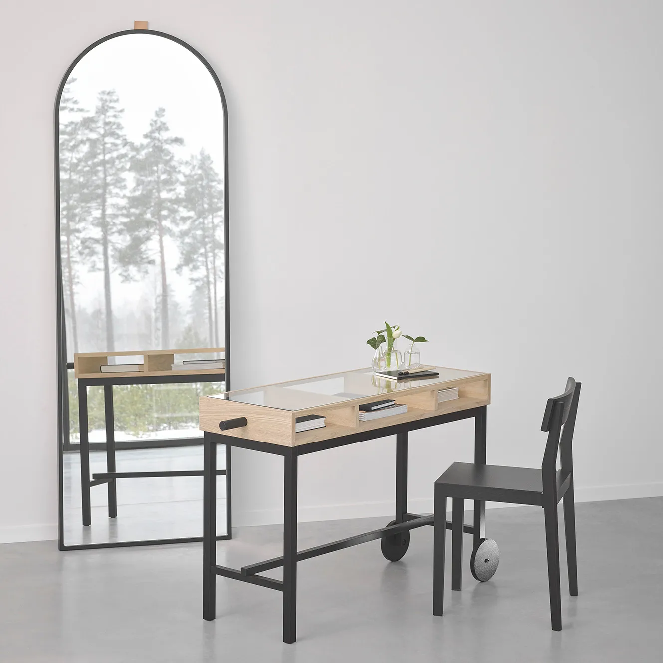 Shift skrivbord med hjul, Vitoljad ek-svart A2