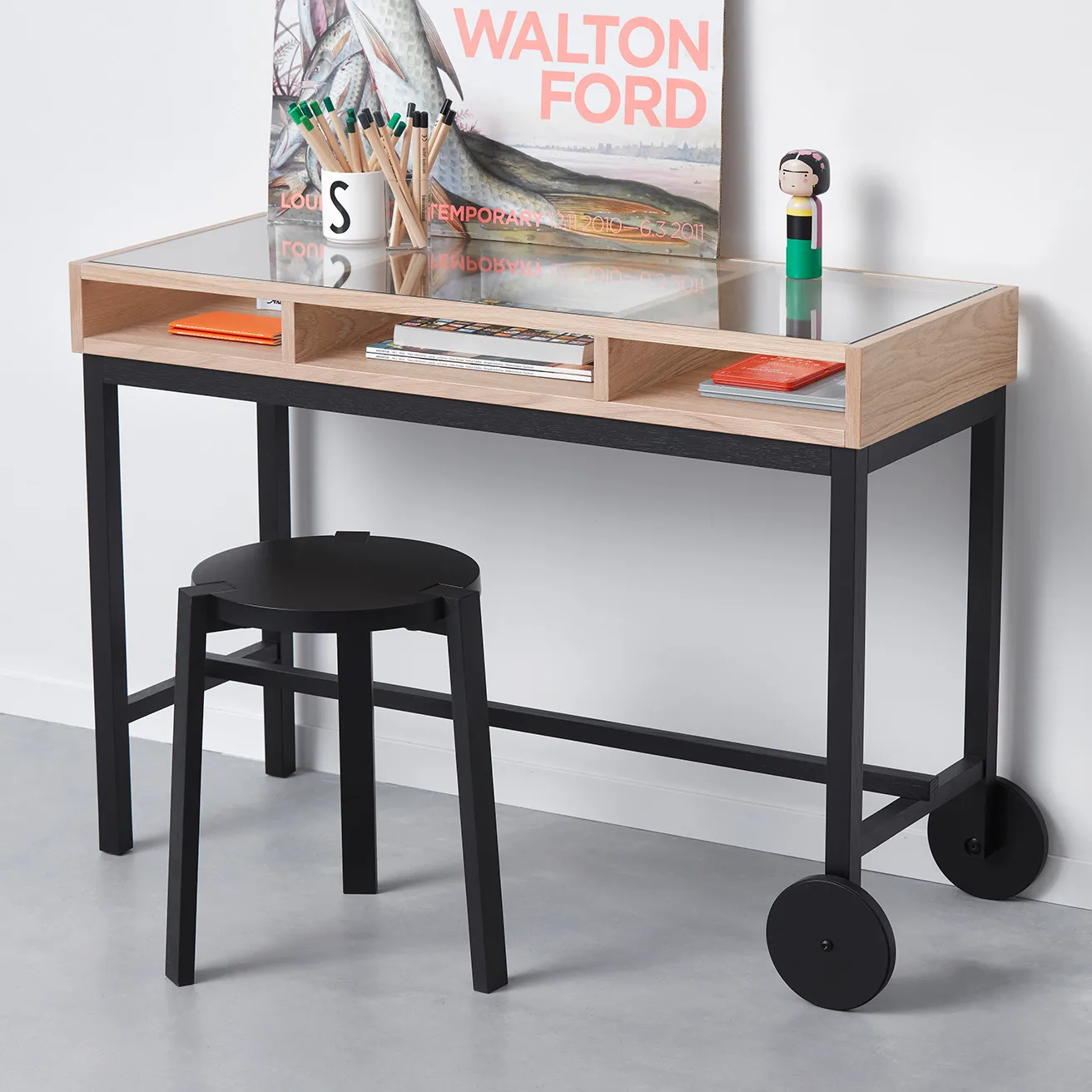 Shift skrivbord med hjul, Vitoljad ek-svart A2