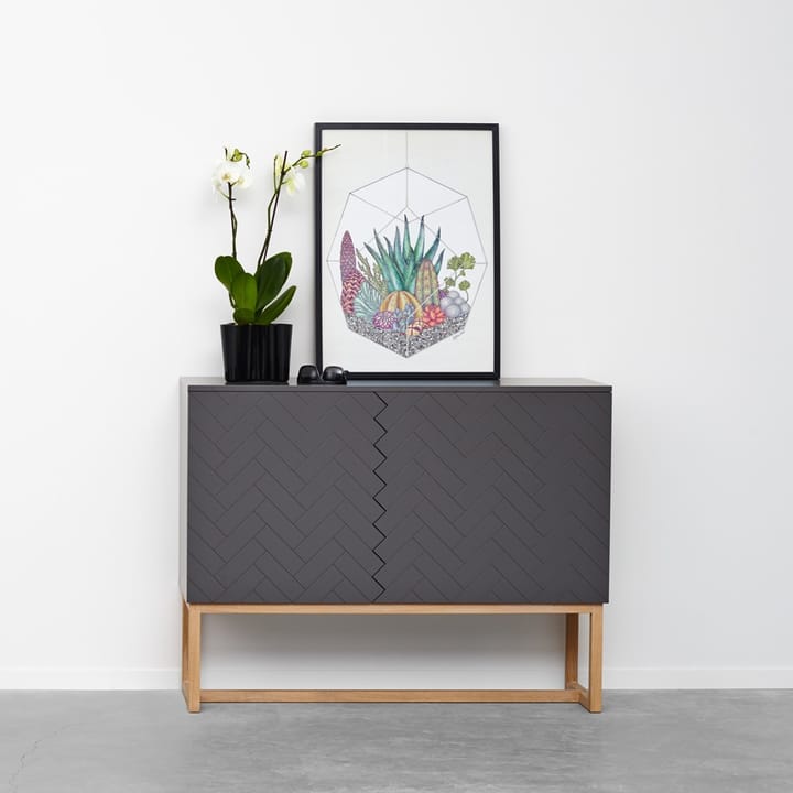 Story sideboard, midnattsblå, vitoljat ekstativ A2