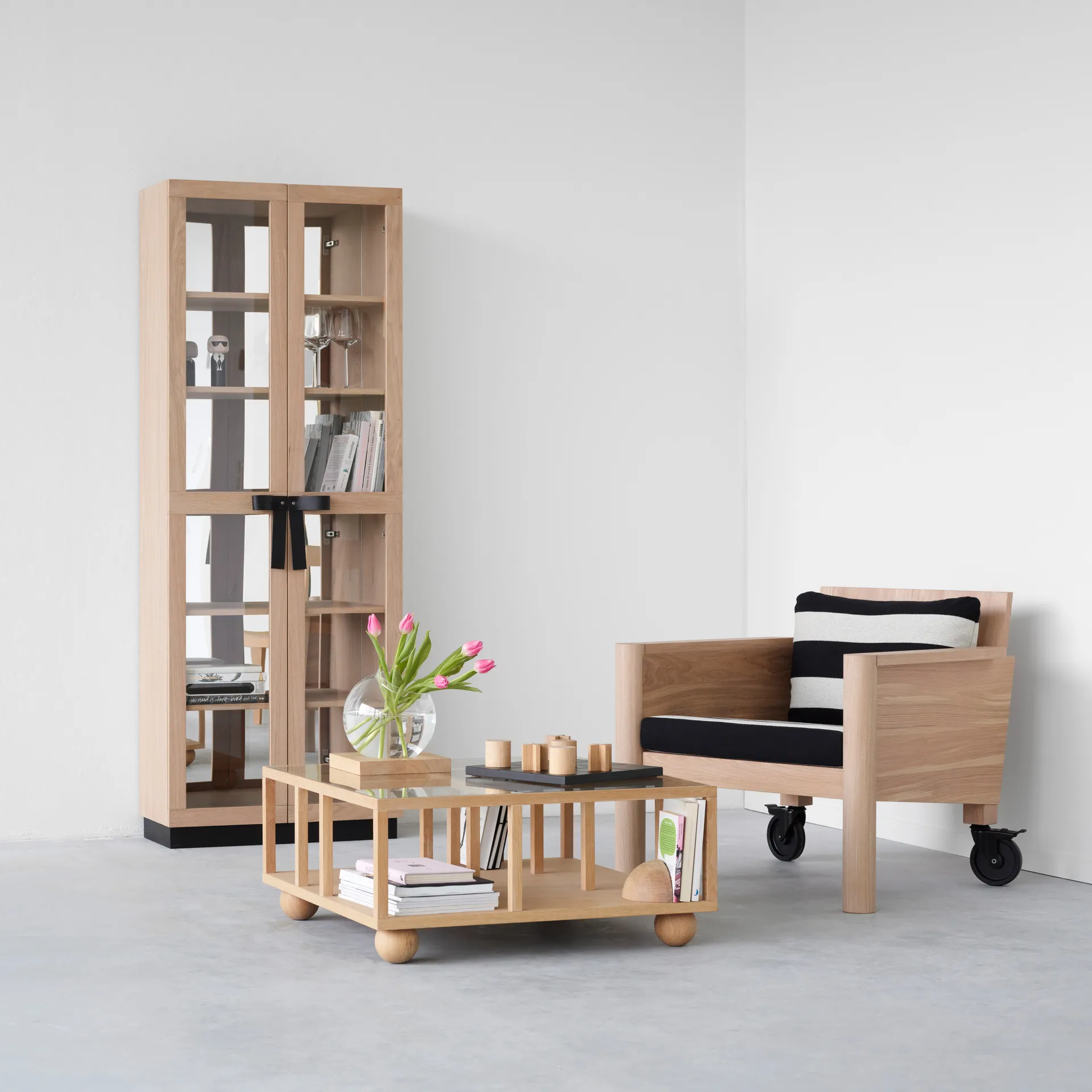 The Bow vitrinskåp, Vitoljad ek A2