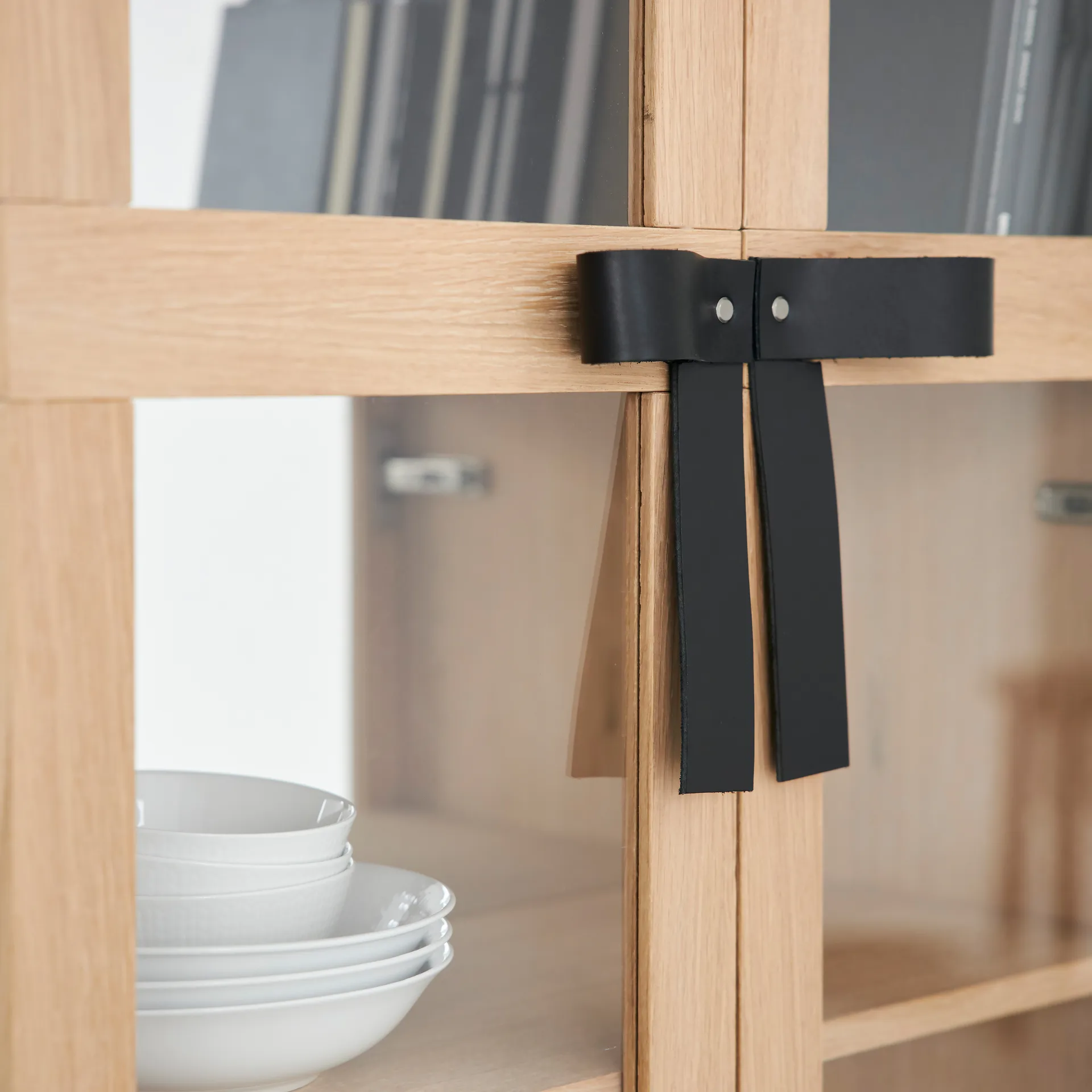 The Bow vitrinskåp, Vitoljad ek A2