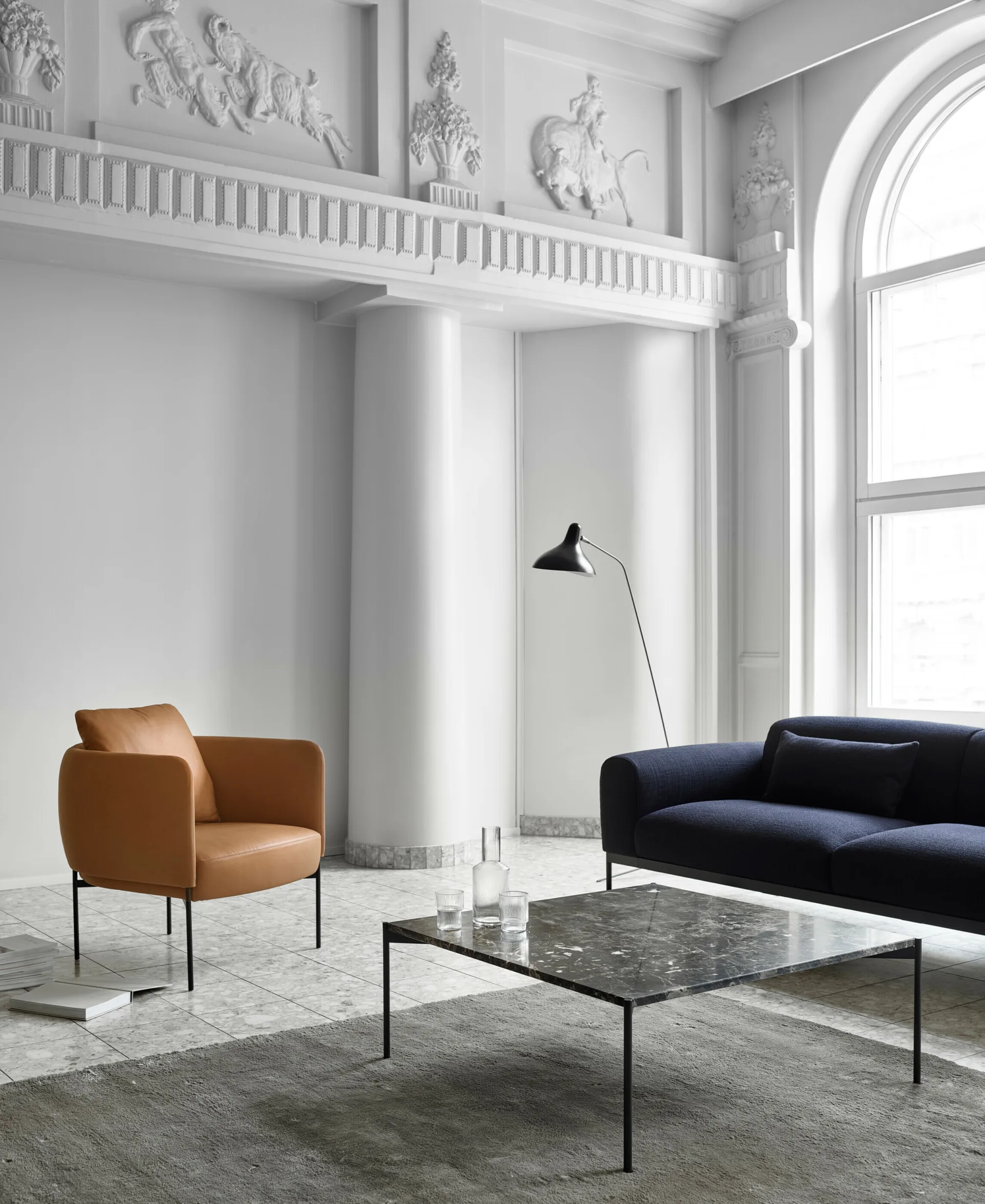 Bonnet Club Chair fåtölj, Master 53 Whisky läder-svarta ben Adea