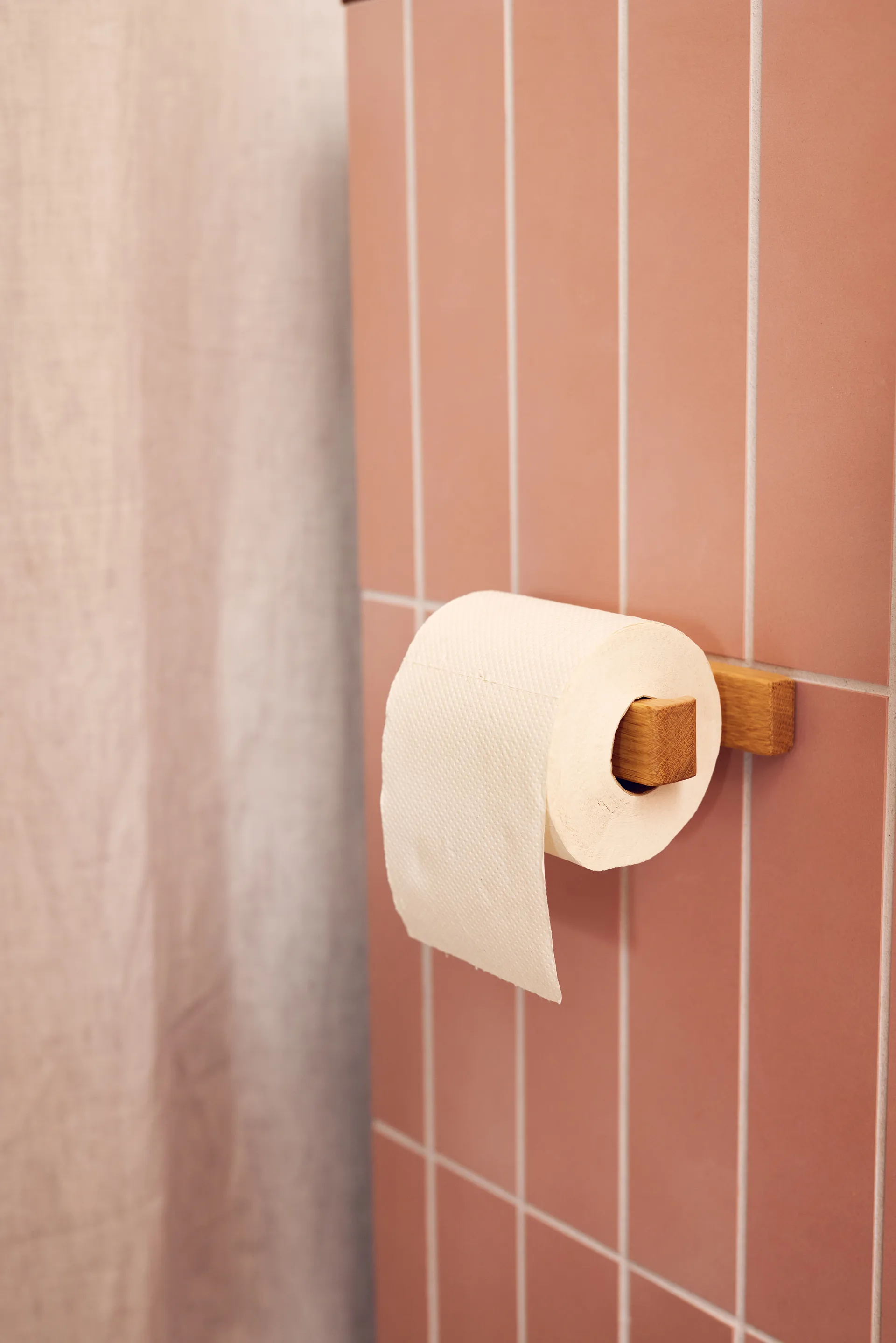 Andersen toalettpappershållare, Lacquered oak Andersen Furniture