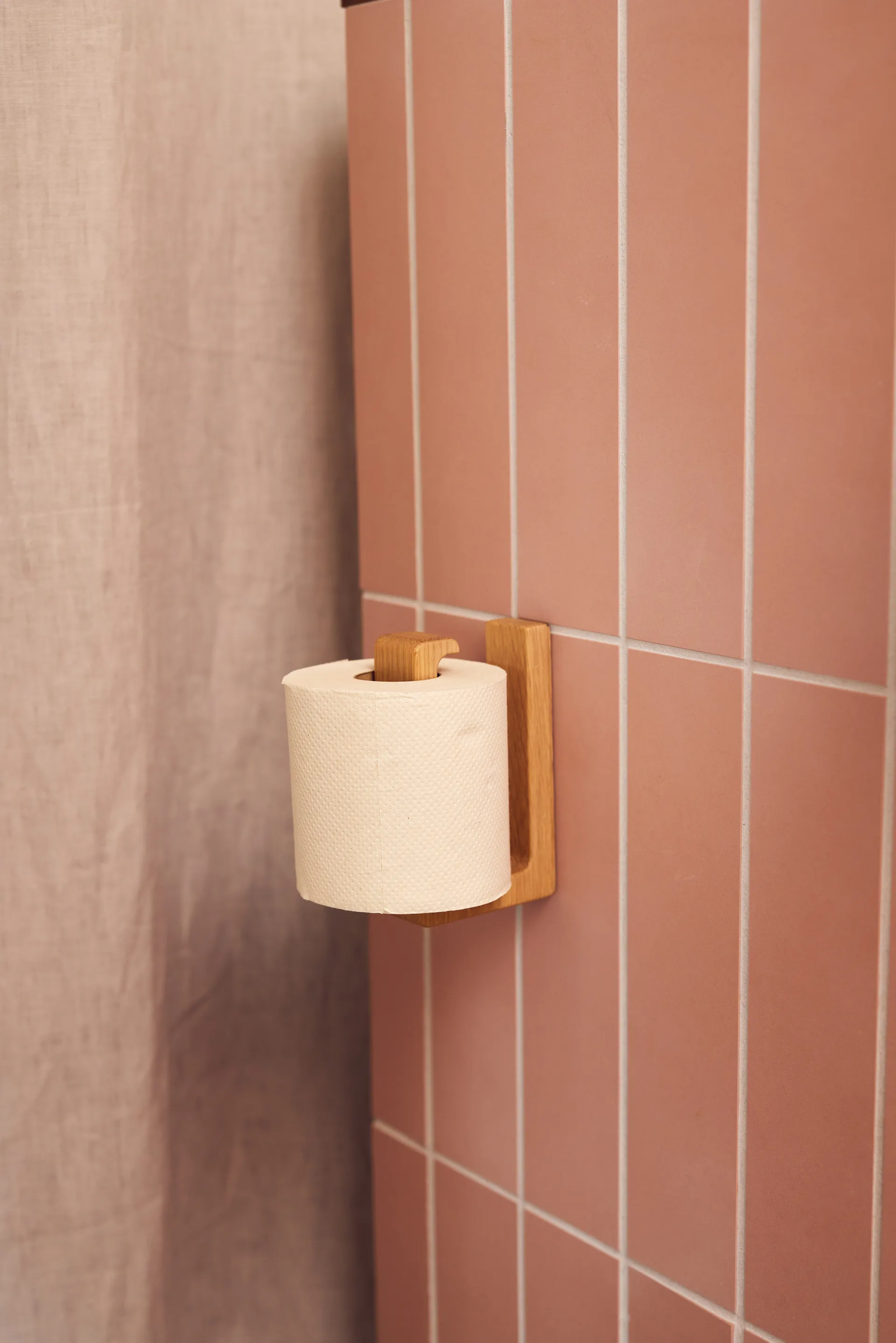 Andersen toalettpappershållare, Lacquered oak Andersen Furniture