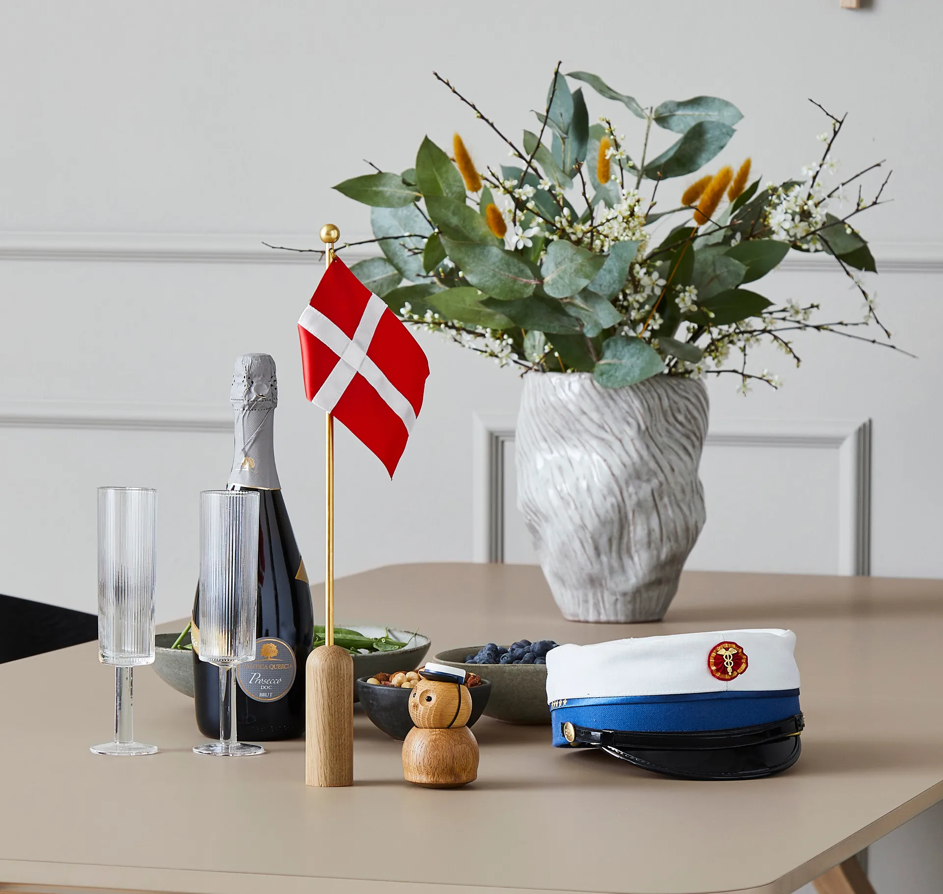 Celebrating Denmark flagga 40 cm, Oak-brass Andersen Furniture
