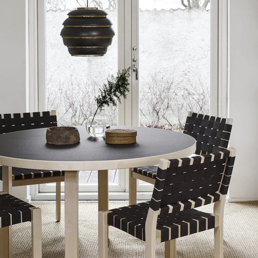 611 stol linnegjord, Svart-Blå-Svartlackad björk Artek