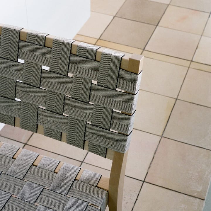 611 stol linnegjord, Svart-Naturlackad björk Artek