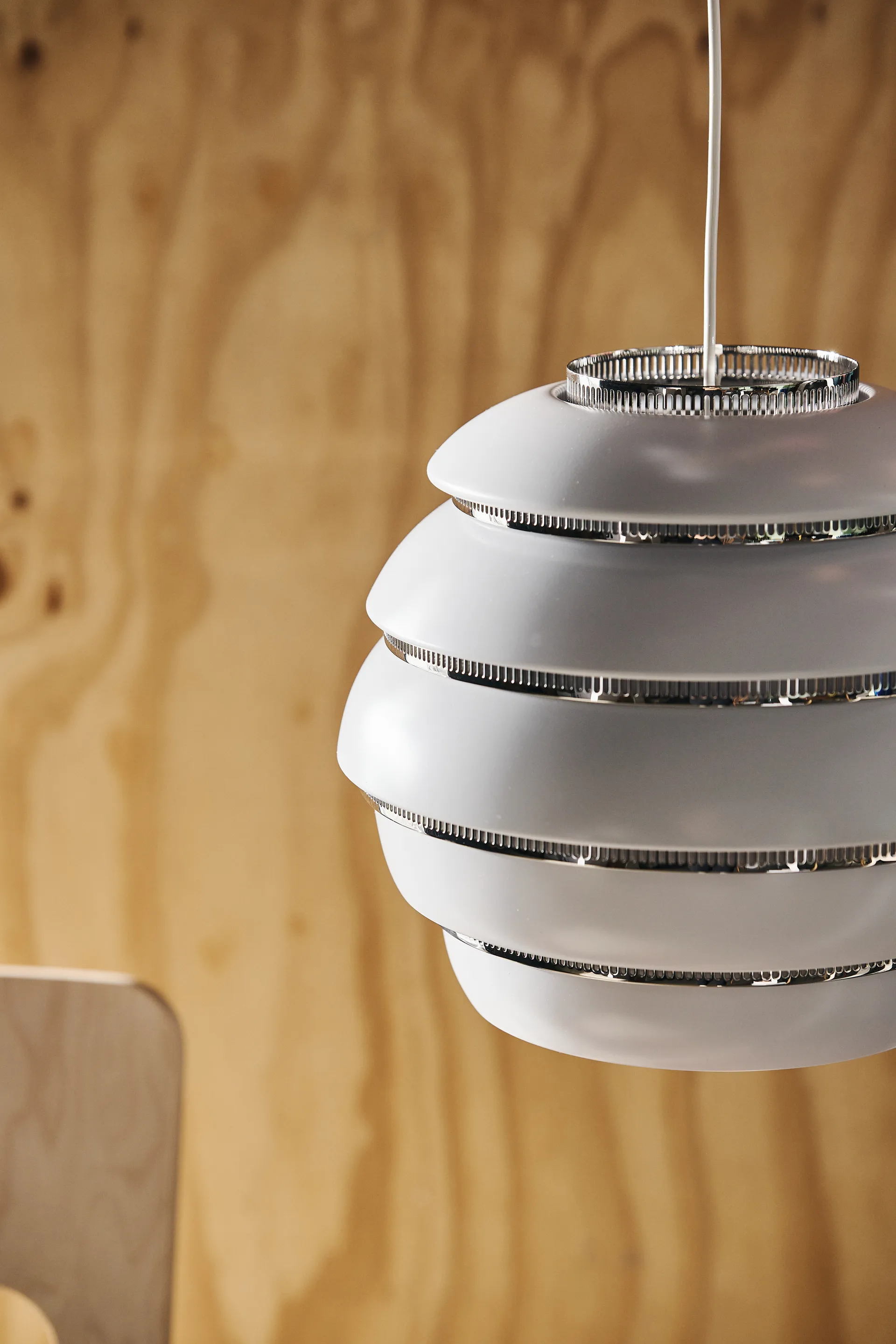 A331 Beehive pendel, Vit-Krom Artek