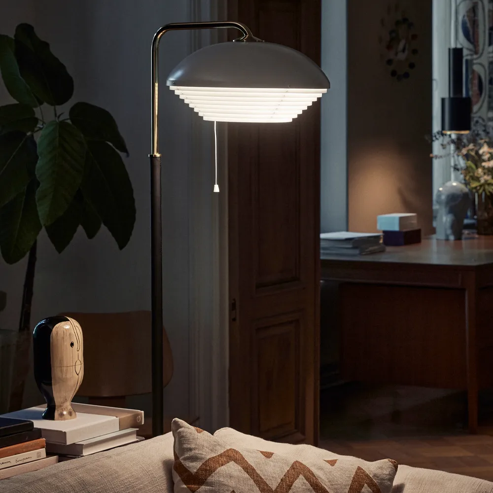 A811 golvlampa, Polerad mässing Artek