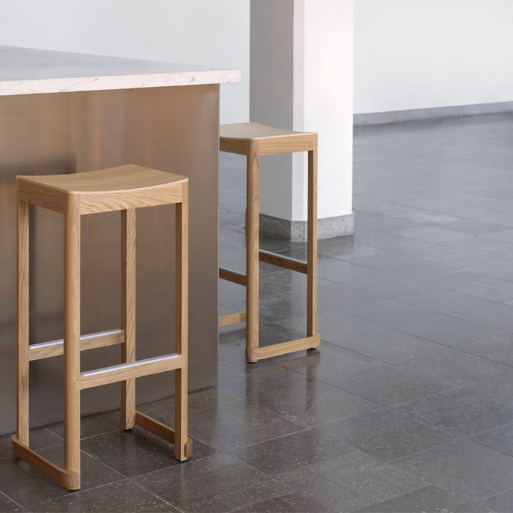 Atelier barstol, Naturlackerad ek-H75 cm Artek