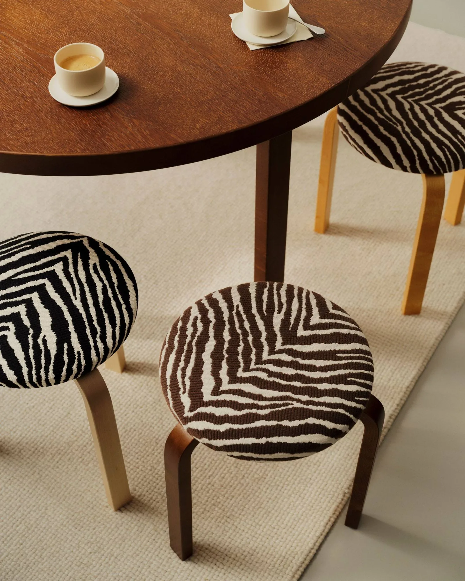 Stool 60 pall 3 st ben, Klarlackerad björk-tyg Zebra brun Artek