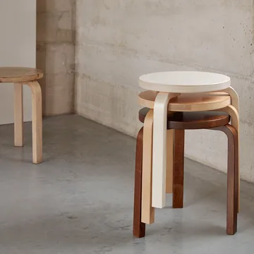 Stool 60 rund pall 3 st ben - Svart linoleum-Björk, Ø38x44 cm - Artek