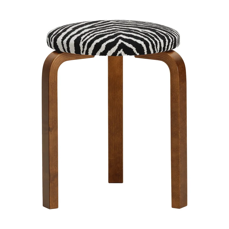 Stool 60 rund pall 3 st ben, Valnötsbetsad björk-tyg Zebra svart, Ø38x44 cm Artek