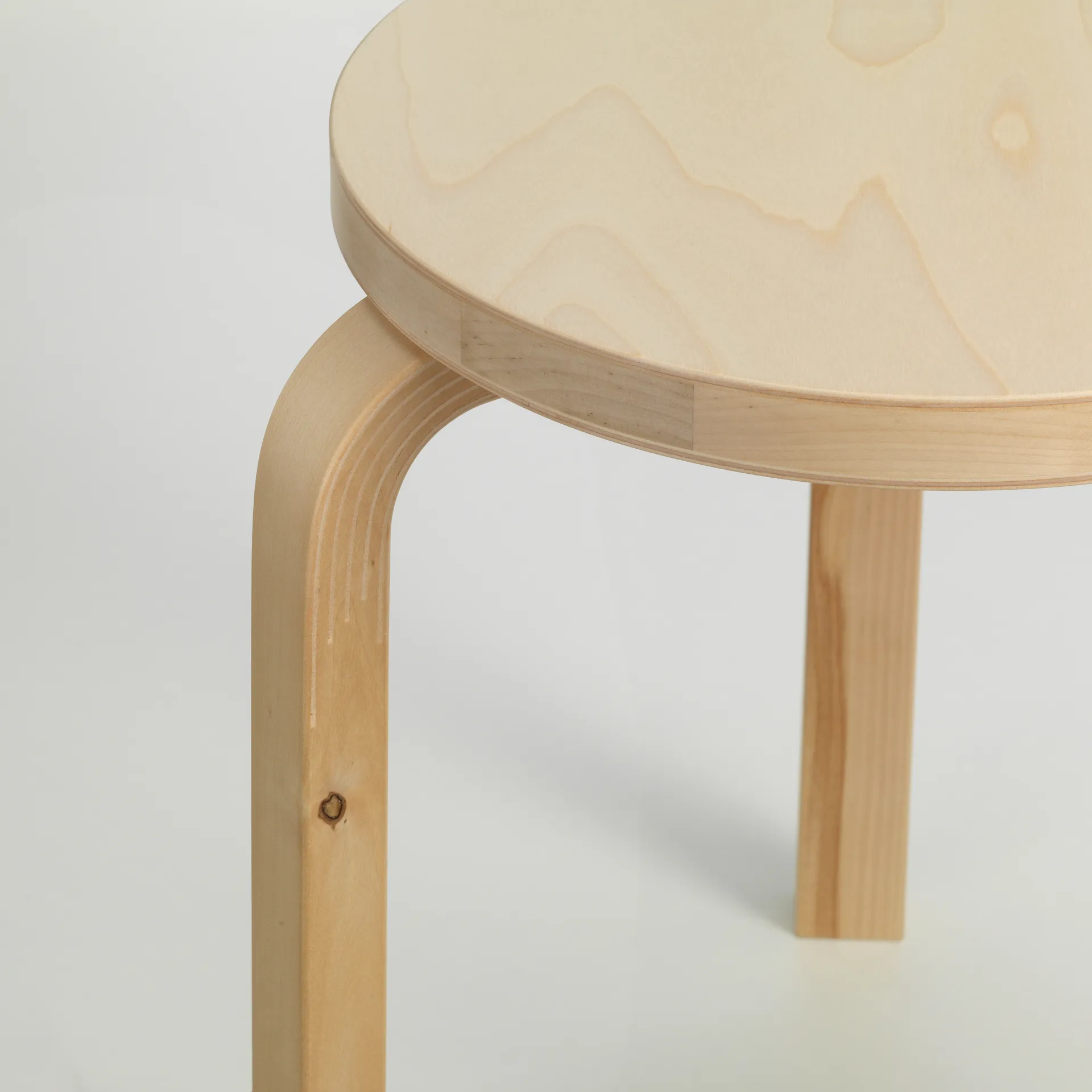 Stool 60 Villi rund pall jubileumsutgåva 90 år, Björk, Ø38x44 cm Artek