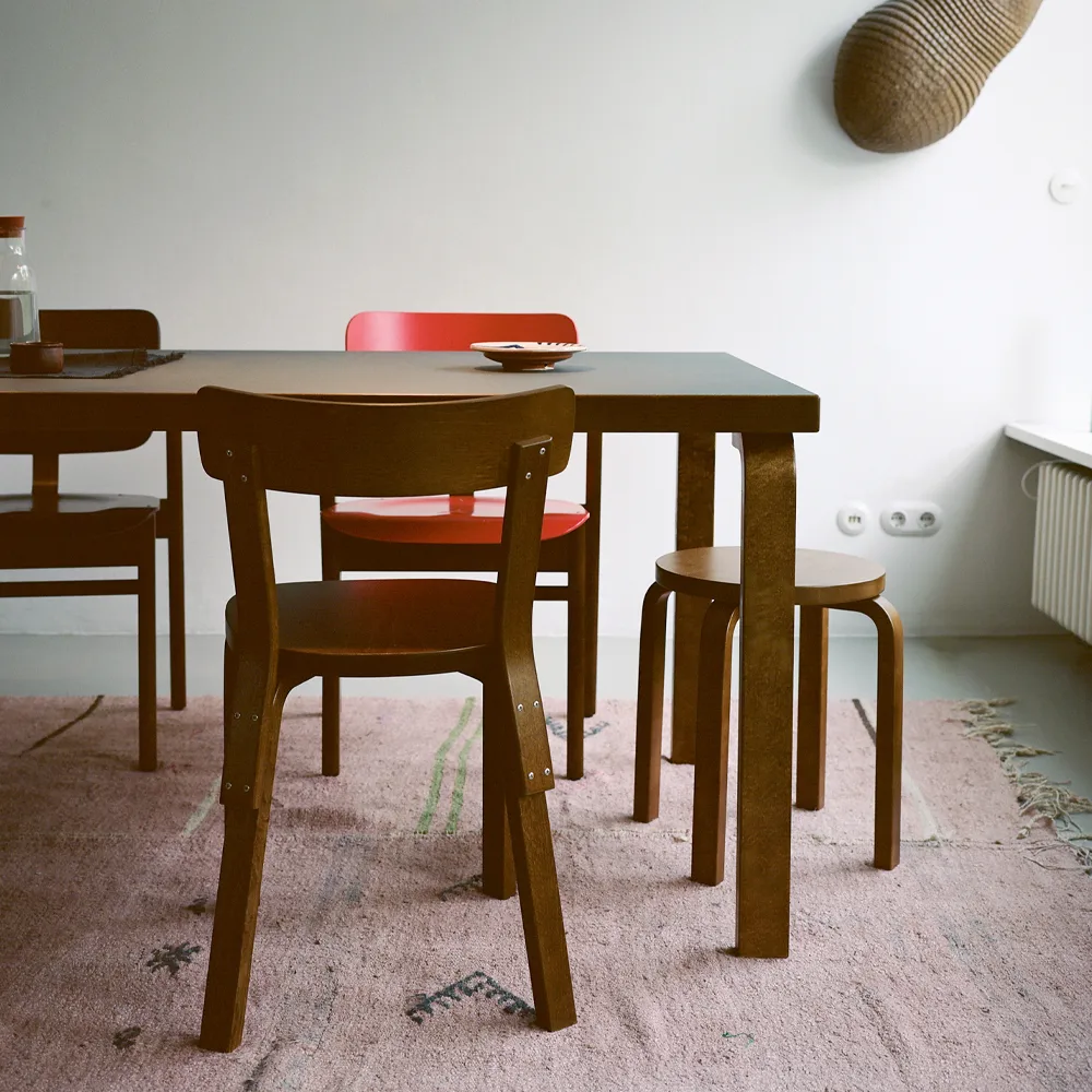 Stool E60 pall 4 st ben, Naturlackerad björk-Svart lack Artek