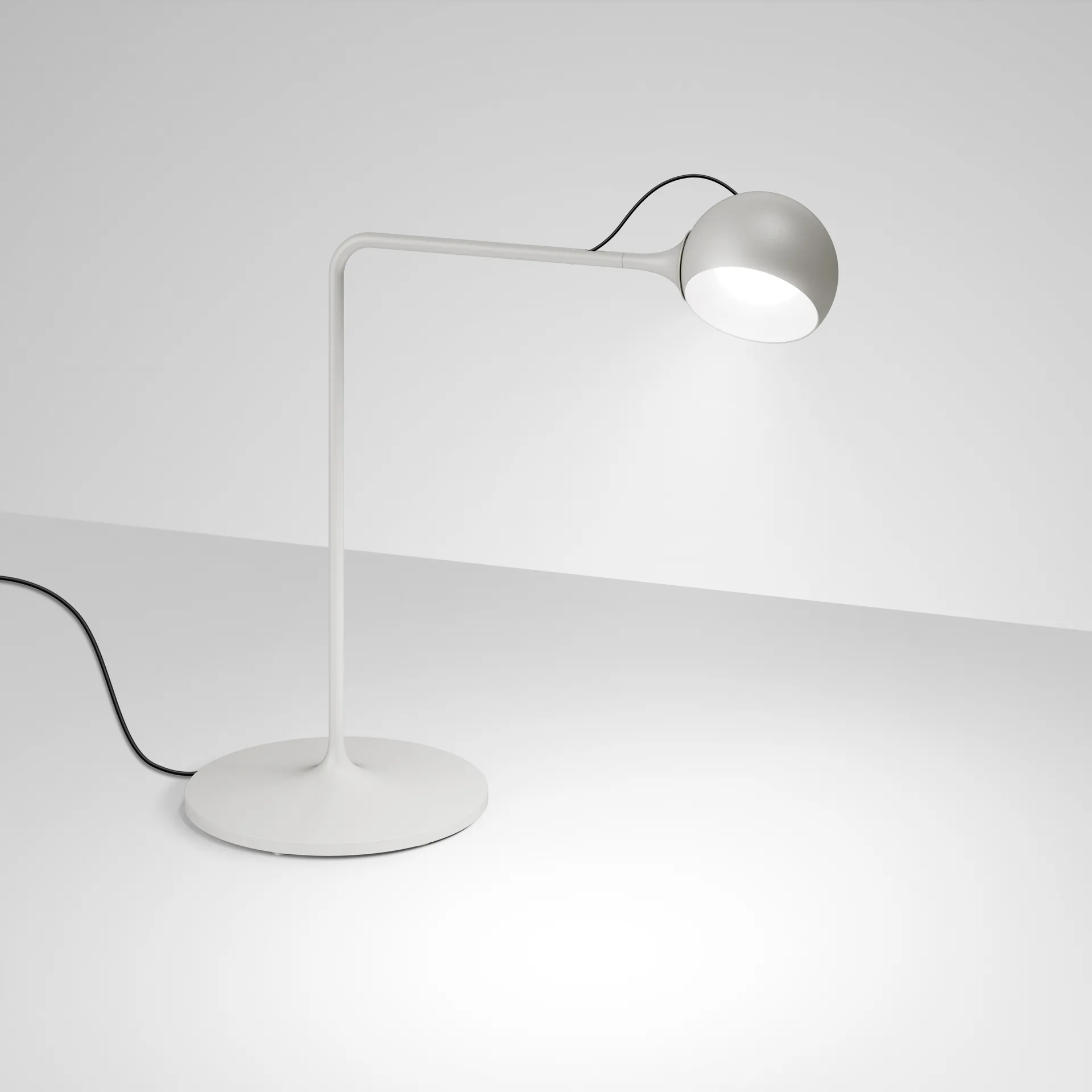 Ixa bordslampa, White-grey Artemide