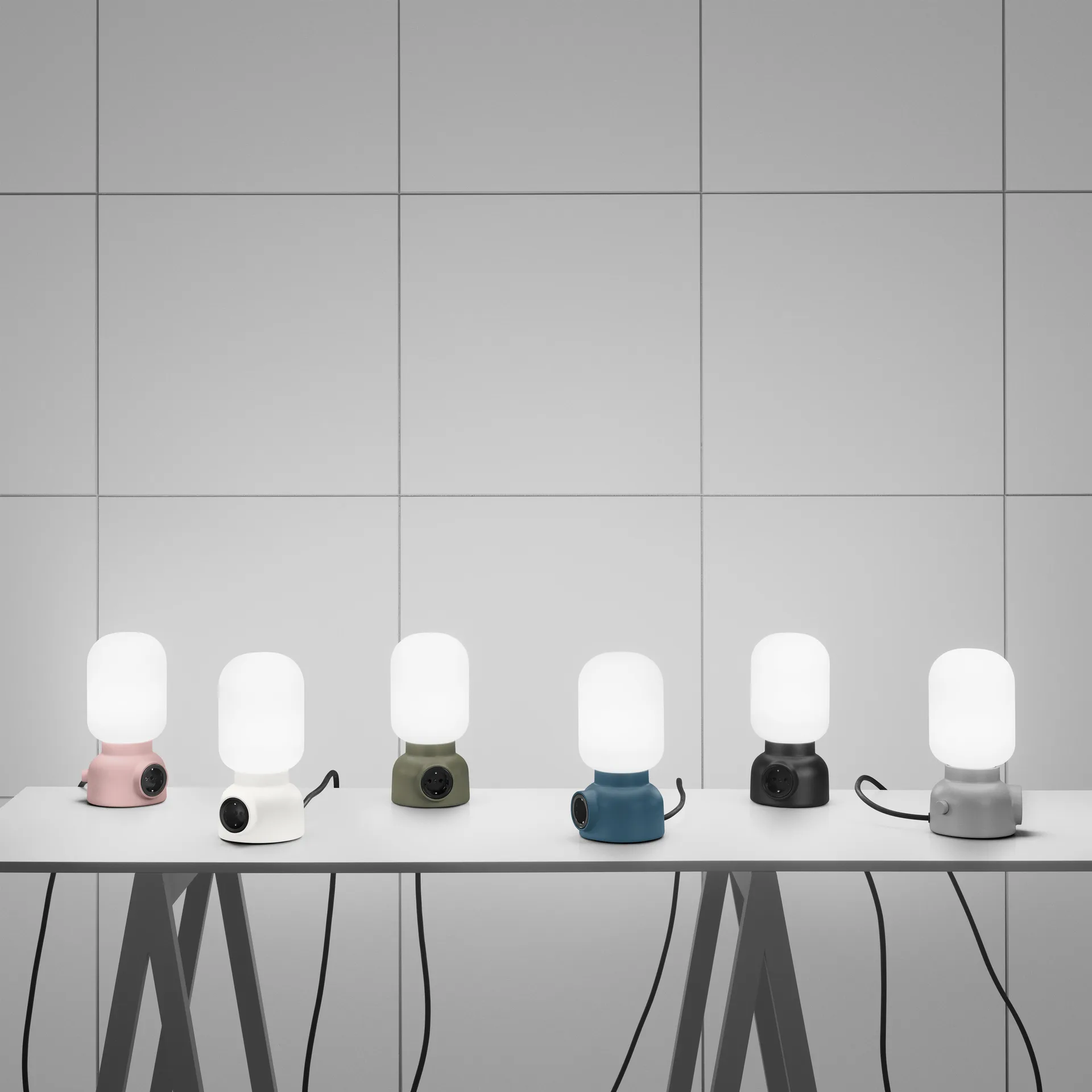 Plug Lamp bordslampa, Puderblå Ateljé Lyktan