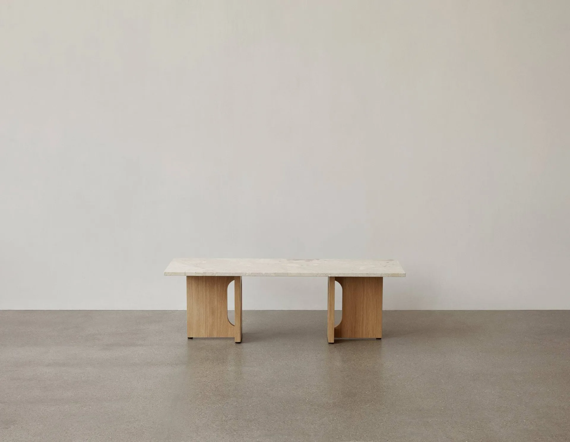 Androgyne loungebord, Sand/kunis breccia-ekstativ Audo Copenhagen