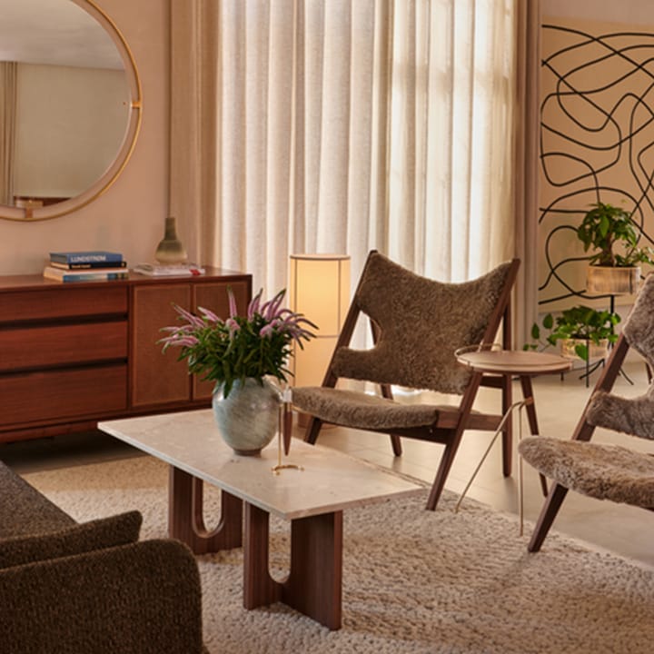 Androgyne loungebord, Sand/kunis breccia-mörkbetsat ekstativ Audo Copenhagen