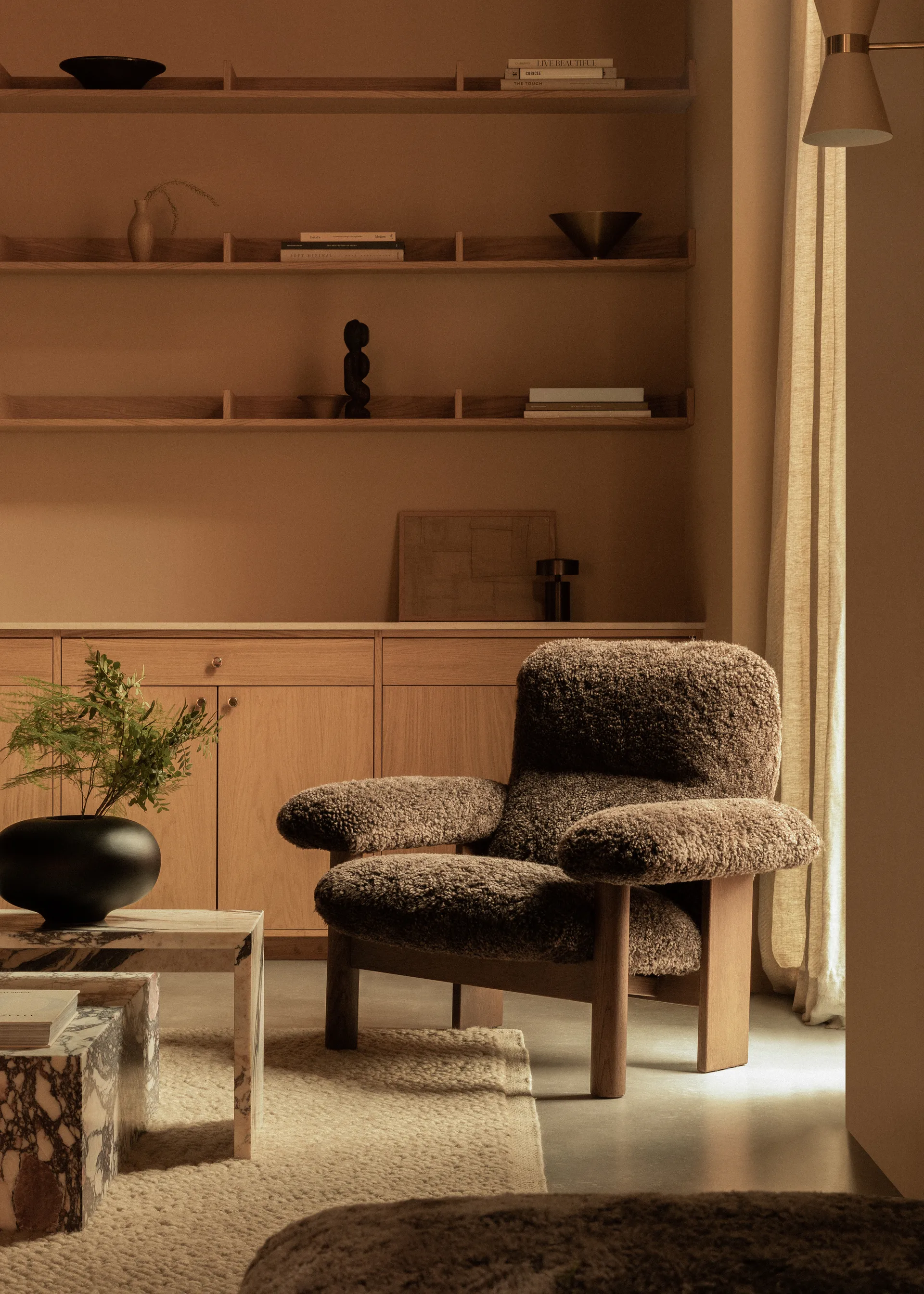 Brasilia fåtölj, Dark oak-Nature sheepskin curly Audo Copenhagen