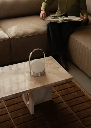 Carrie portabel bordslampa - Borstad aluminium - Audo Copenhagen